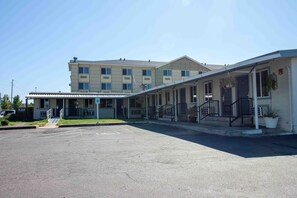 Front of property - Golden Kent Motel (Kent)