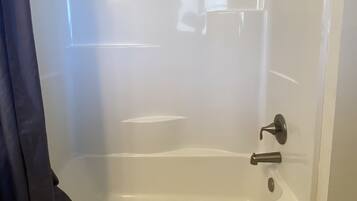 Chambre simple Standard | Salle de bain | Baignoire, articles de toilette (gratuits), serviettes fournies, savon