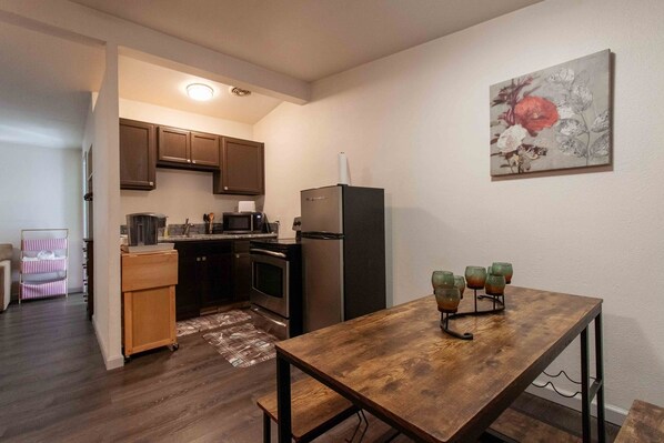 Deluxe Studio Suite | Private kitchen | Microwave, coffee/tea maker - Golden Kent Motel (Kent)