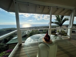 Property grounds - Panoramic view of ocean.  Excellent location. Quiet neighborhood. Sleep 10 (Kailua-Kona)