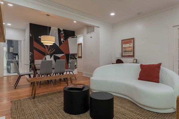 TV - 💎 The Ares A Luxury! 💎 Montrose Bunker! 5BR ⭐️⭐️⭐️⭐️⭐️  (Houston)