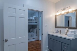 Shower, eco-friendly toiletries, hair dryer, towels - 💎 The Ares A Luxury! 💎 Montrose Bunker! 5BR ⭐️⭐️⭐️⭐️⭐️  (Houston)
