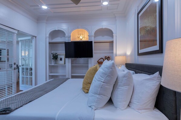 5 bedrooms, desk, iron/ironing board, internet