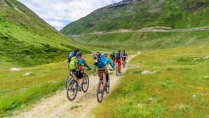 A group of cyclists on a dirt path with a mountain backdrop. - Wood House Livigno Ski in - Ski out 10m (Livigno)