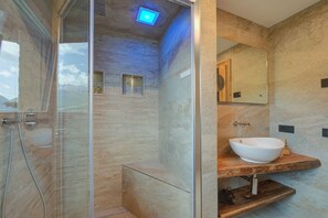 Regadera, bidet, toallas, jabón 