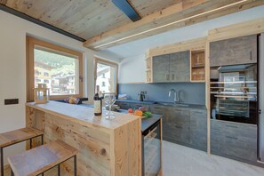 Familienapartment, Mehrere Schlafzimmer, 2 Bäder (Wood House Livigno Ski in - Ski out) | Eigene Küche | Kühlschrank, Mikrowelle, Ofen, Herdplatte