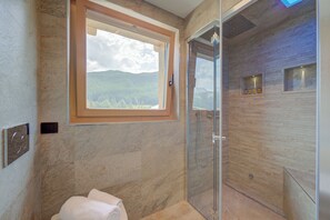 Apartamento família, vários quartos, 2 banheiros (Wood House Livigno Ski in - Ski out) | Banheiro | Chuveiro, bidê, toalhas de banho, sabonete