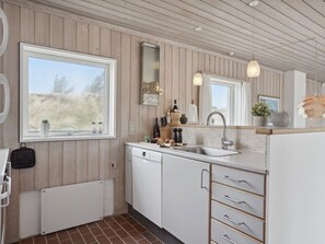 Køleskab, opvaskemaskine, køkkentøj/tallerkener/redskaber