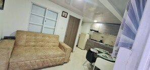 Apartment, 1 Bedroom, Accessible, City View | Living area