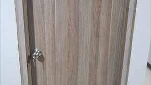 Eine geschlossene Holztür mit Schlüsselloch.