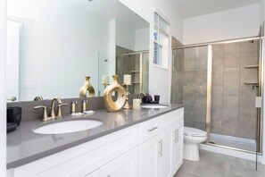 Badewanne, Haartrockner, Handtücher