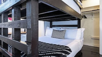 3 quartos, escrivaninha, ferros/tábuas de passar roupa