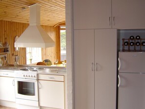 Kylskåp, mikrovågsugn, diskmaskin och grytor/köksredskap