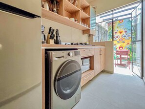 Kühlschrank, Mikrowelle, Herdplatte, Wasserkocher mit Kaffee-/Teezubehör