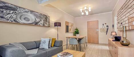 Una televisión, un reproductor estéreo, una oficina