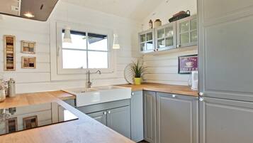 Fridge, microwave, dishwasher, cookware/dishes/utensils
