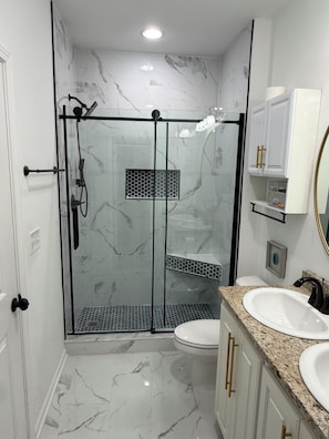 Shower, hair dryer, towels, soap - North Lamar hideout  (Oxford)