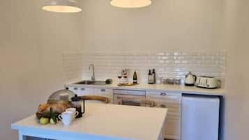 Geladeira, micro-ondas, fogão, cafeteira/chaleira