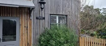 Winemakers Cottage: secluded luxuary opposite a micro vineyard in Red Hill.
