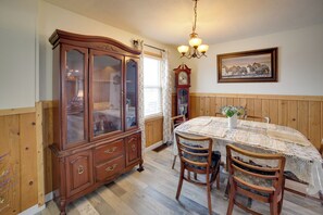 House (3 Bedrooms) | Interior - Inviting Missouri River Vacation Rental: 2 Mi Away (Great Falls)