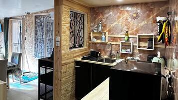 Een moderne keuken met houten kastjes, een inbouwspoelbak en een aanrecht.