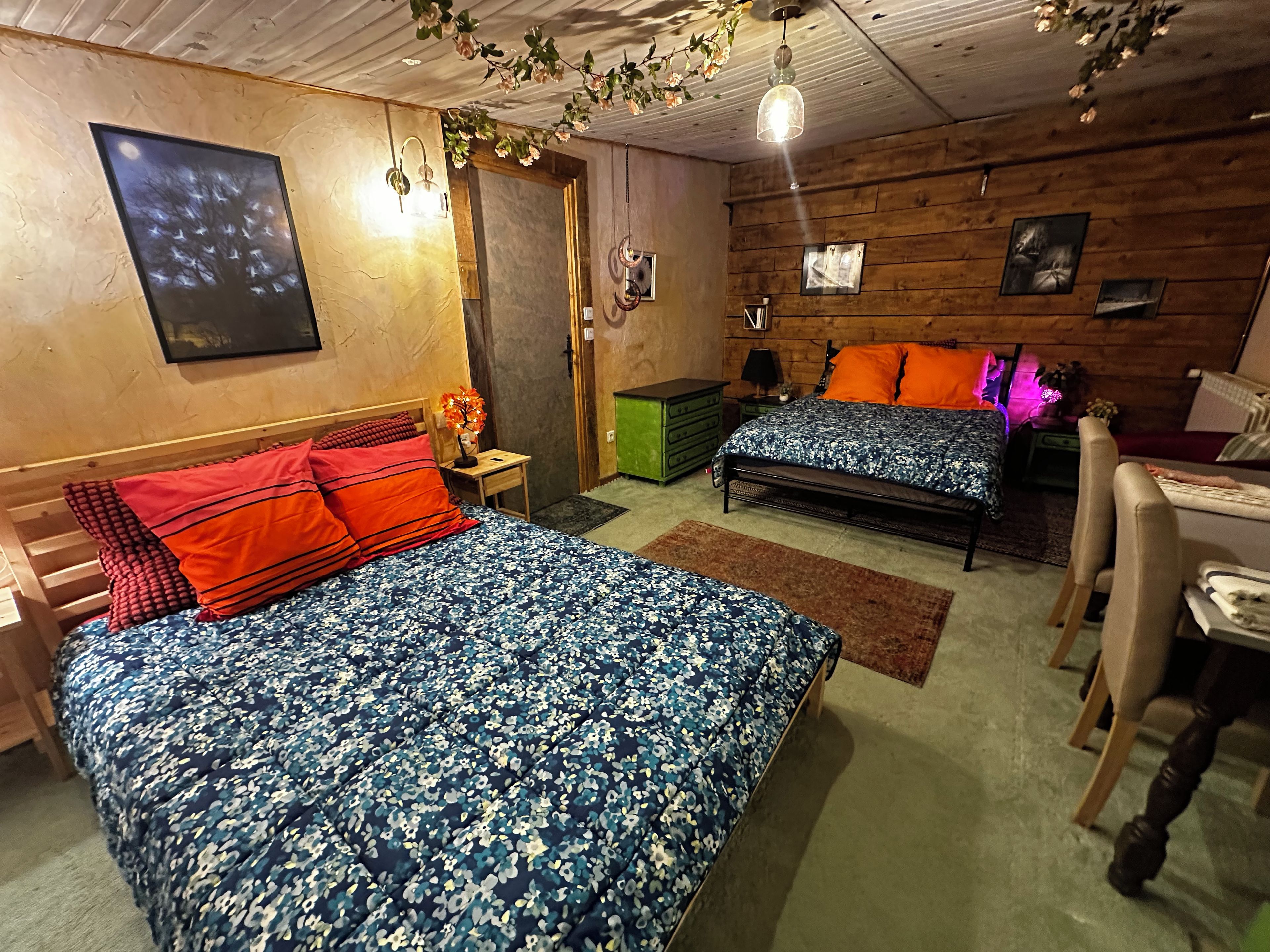 Een slaapkamer met twee bedden, een bureau en een stoel.