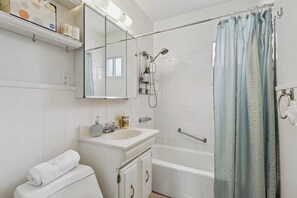 Bathtub, hair dryer - Palmera Place Uptown Phoenix (Phoenix)