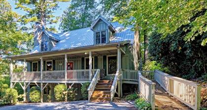 Lake Views, a Pool Table, and a Porch Swing. The Perfect Mountain Trip | Lakeview Hideaway