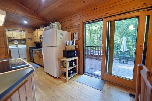 Laurel Creek- Creekfront- Hot Tub- Wifi- Pets ok