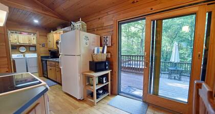 Laurel Creek- Creekfront- Hot Tub- Wifi- Pets ok