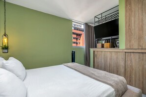 1 habitación, escritorio, tabla de planchar con plancha y cuna de viaje 