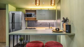 Refrigerador, microondas, parrilla de estufa y cafetera y tetera