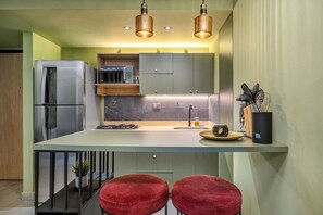 Refrigerador, microondas, parrilla de estufa y cafetera y tetera 