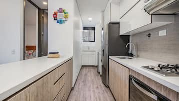 Geladeira, micro-ondas, fogão, cooktop