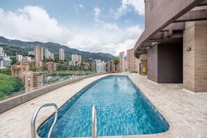 Pool - 12th Floor 2BR Apt with City View & rooftop Pool (Medellín)