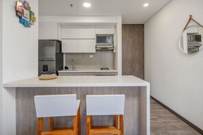 Fridge, microwave, oven, stovetop - 12th Floor 2BR Apt with City View & rooftop Pool (Medellín)