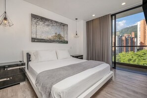 2 quartos, escrivaninha, ferros/tábuas de passar roupa, berço de viagem