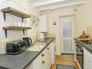 Refrigerador, tetera/pava eléctrica, tostadora, utensilios de cocina