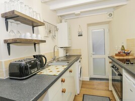 Refrigerador, tetera/pava eléctrica, tostadora, utensilios de cocina