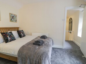 2 Schlafzimmer, individuell dekoriert, individuell eingerichtet