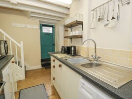 Frigorífico, hervidor eléctrico, tostadora y utensilios de cocina