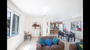 Villa, 3 habitaciones, alberca privada, vista al jardín | Área de sala de estar