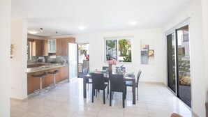 Villa, 3 camere da letto, piscina privata, vista giardino | Pasti