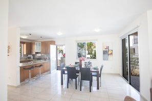 Villa, 3 habitaciones, alberca privada, vista al jardín | Restaurantes