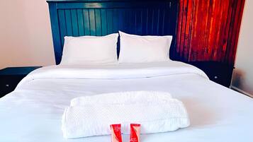 2 makuuhuonetta, tallelokero huoneessa, työpöytä, silitysrauta/-lauta