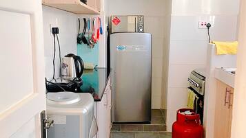 Jääkaappi, mikroaaltouuni, uuni, liesi