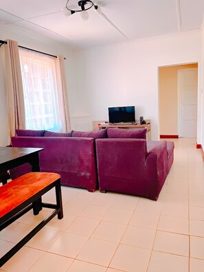 Smart TV, videojuegos, reproductor de DVD y futbolito 