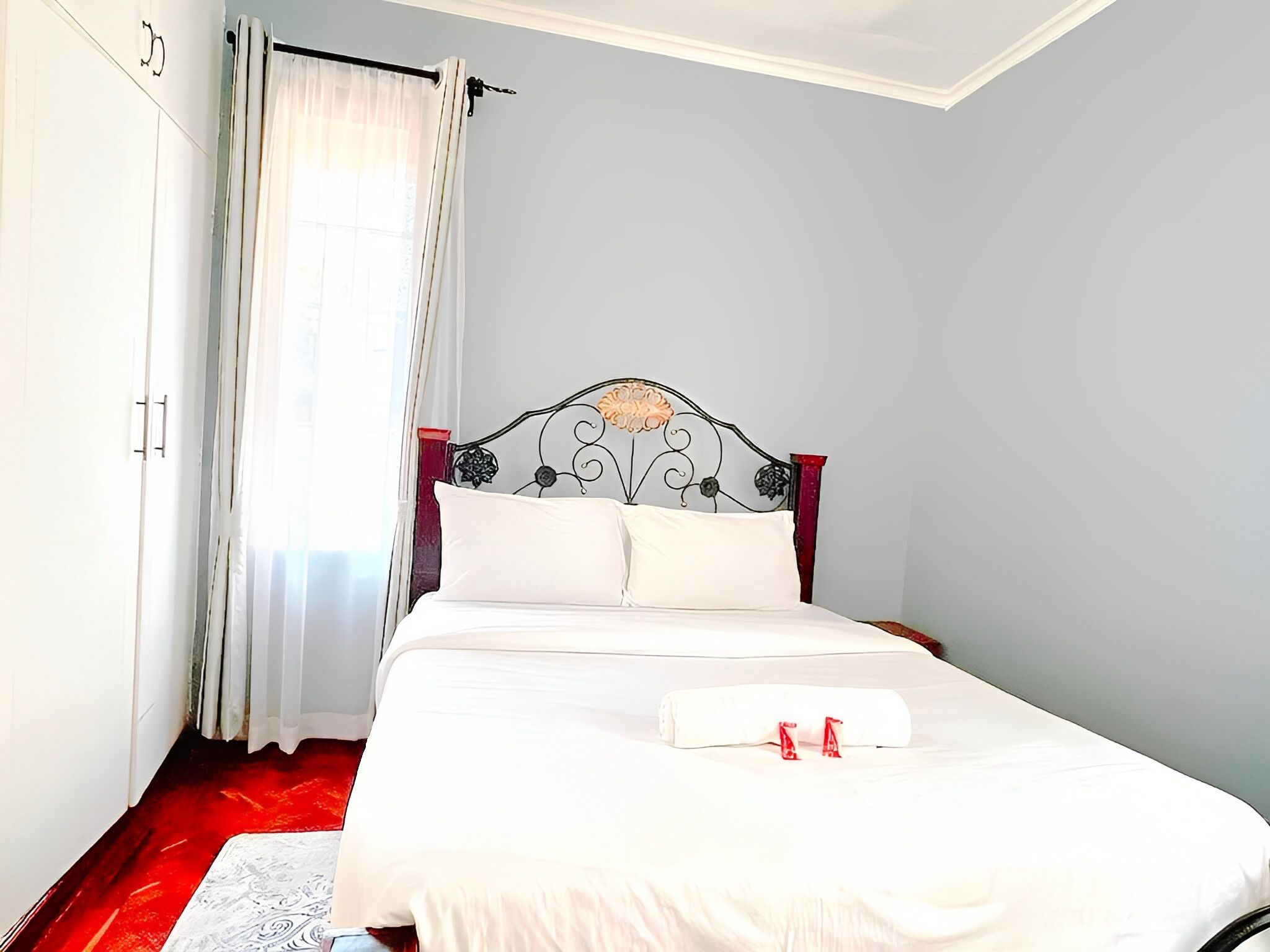 2 chambres, coffres-forts dans les chambres, bureau