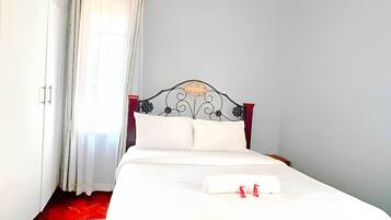 2 chambres, coffres-forts dans les chambres, bureau