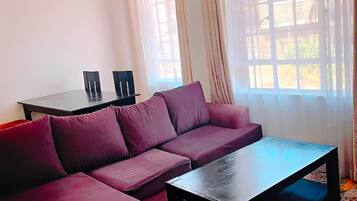 Älytelevisio, videopelejä, DVD-soitin, pöytäjalkapallopöytä